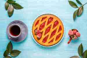 Free photo baked strawberry jam pie cake sweet pastry top view