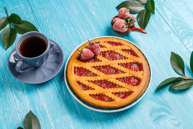 Free photo baked strawberry jam pie cake sweet pastry top view