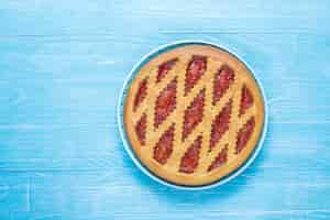 Free photo baked strawberry jam pie cake sweet pastry top view