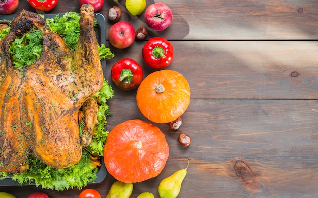 Free photo baked turkey with vegetables on table