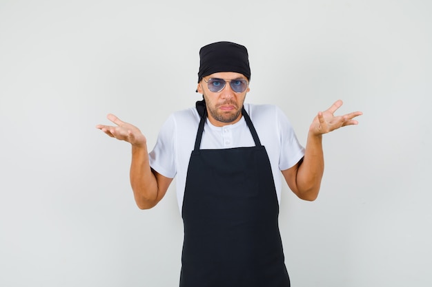 Free photo baker man showing helpless gesture in t-shirt