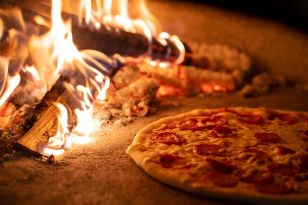 Free photo baking delicious pizza with wood fired oven