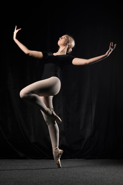 Free photo ballet dancer posing in pointe shoes