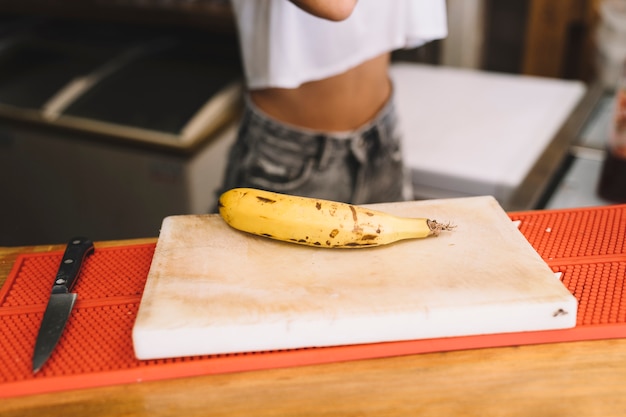 Free photo banana on board at bar