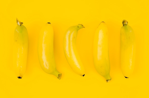 Free photo bananas on colored background