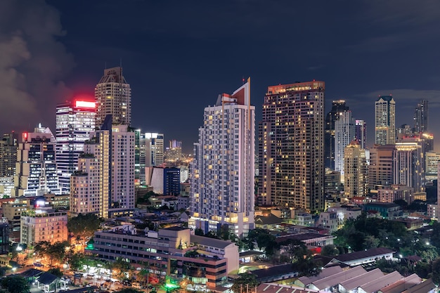 Free photo bangkok business district cityscape with skyscraper at night thailand