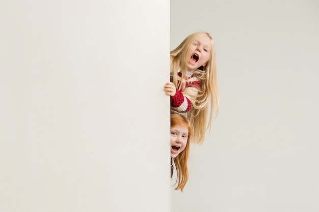 Banner with a surprised children peeking at the edge