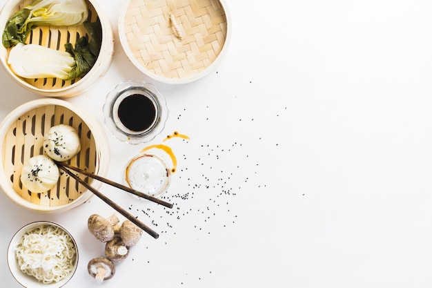 Free photo baozi between soy sauce and noodles