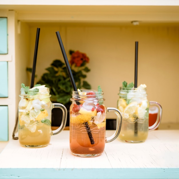 Free photo bar still life with summer cocktails