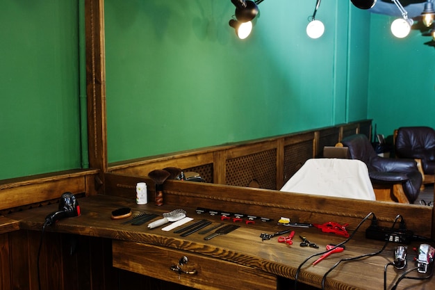 Free photo barber equipment on the working surface by the mirror in the barbershop