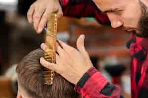 Free photo barber measuring the hair with a comb