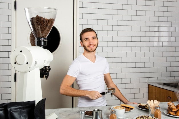 Free photo barista holding in hand espresso scoop with coffee powder