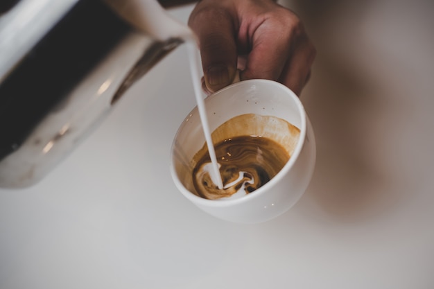 Free photo barista making cappuccino.