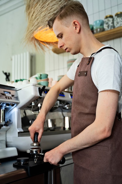 Free photo barista preparing beverage