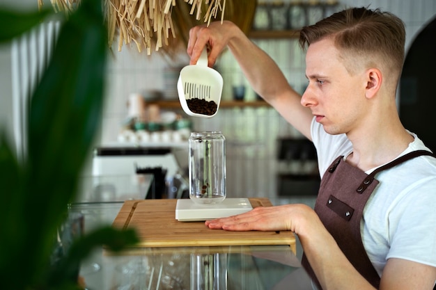 Free photo barista preparing beverage