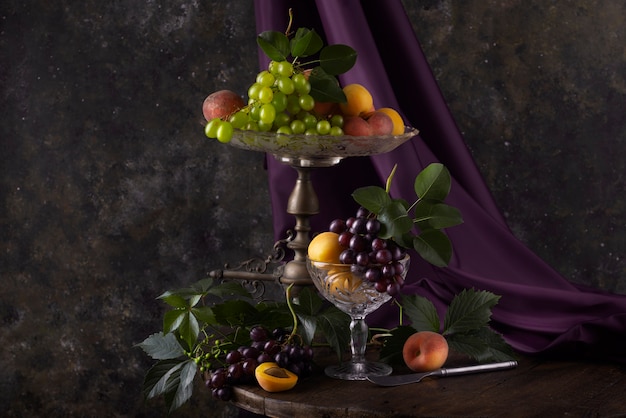 Free Photo baroque style with fresh grapes