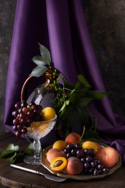 Free photo baroque style with grapes and peaches