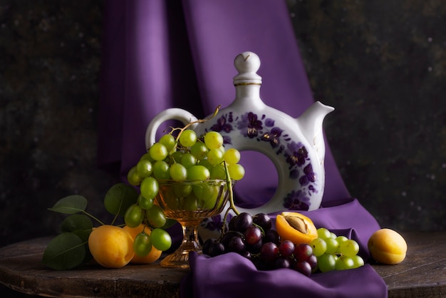 Free photo baroque style with grapes and peaches