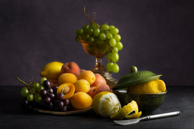 Free photo baroque style with grapes and peaches