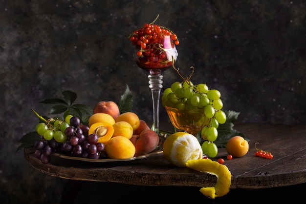 Free photo baroque style with peaches and grapes