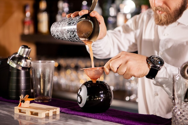 Free Photo bartender bartender is pouring a drink. alcoholic drink