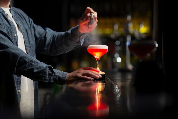 Free photo bartender making a refreshing cocktail