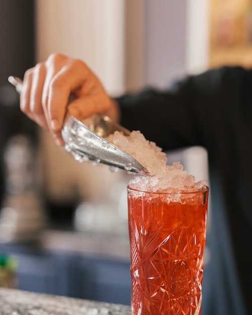 Free photo bartender preparing a refreshing cocktail