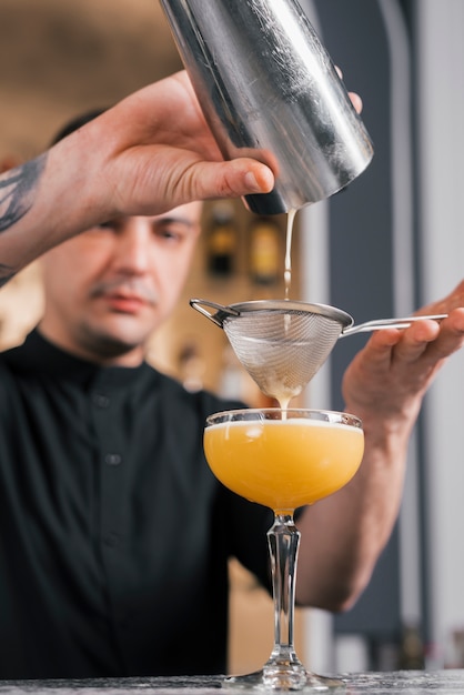 Free photo bartender preparing a refreshing cocktail