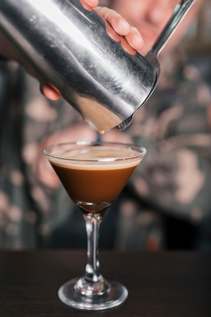 Free photo bartender preparing a refreshing cocktail