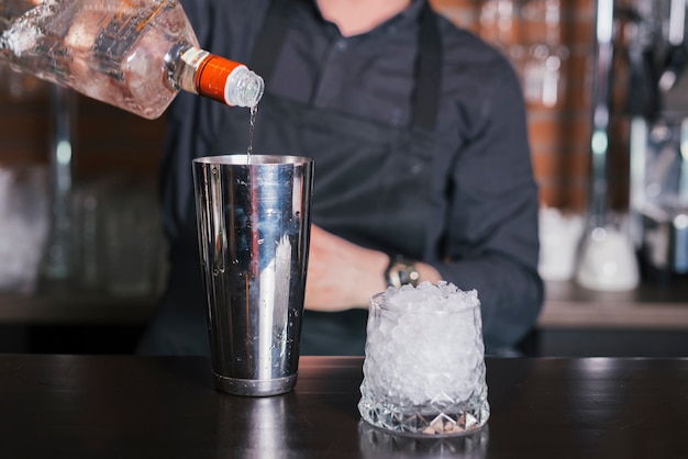 Free photo bartender preparing a refreshing cocktail