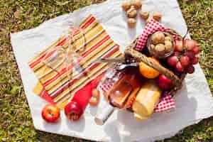 Free photo basket full of goodies ready for picnic