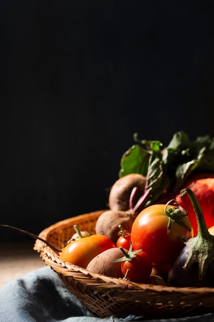 Free photo basket with organic tomatoes and radishes