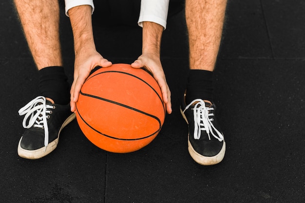 Free photo basketball player holding basketball