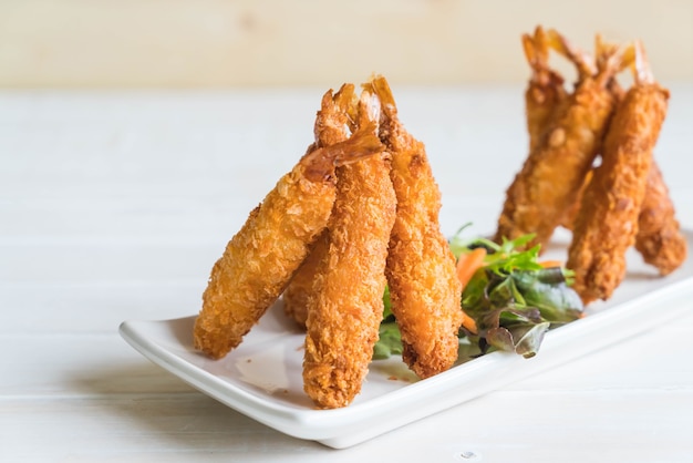 Free photo batter-fried prawns on wood