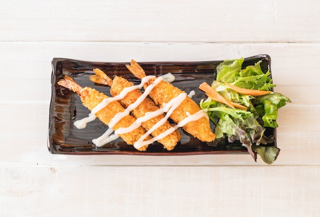 Free photo batter-fried prawns on wood