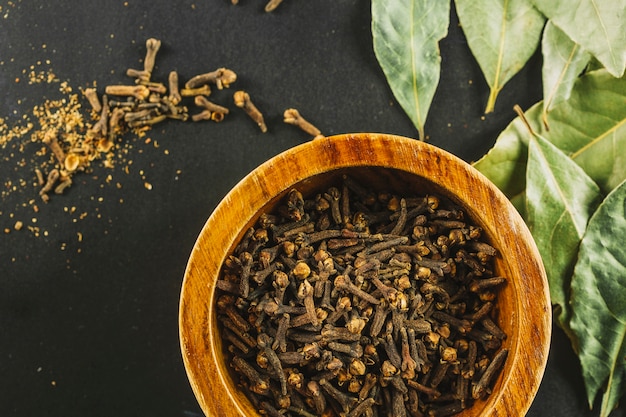 Free photo bay leaves near bowl with cloves