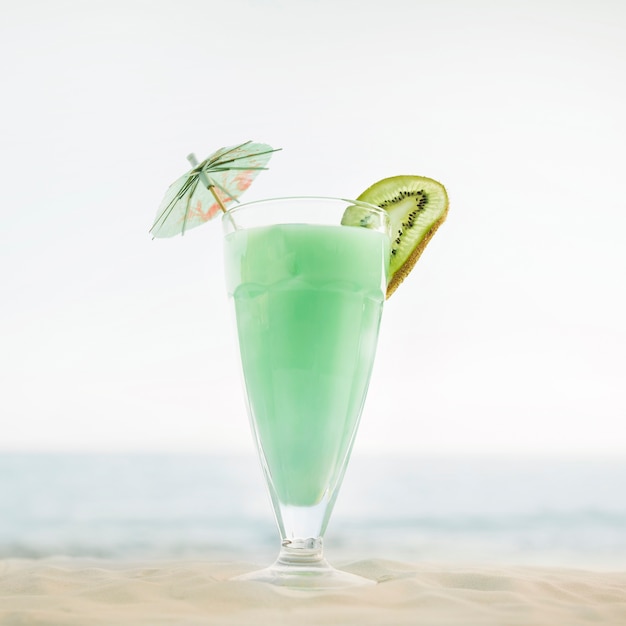 Free photo beach background with green cocktail