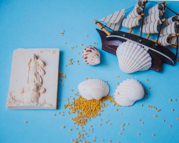 Free photo beach concept with seashells and boat