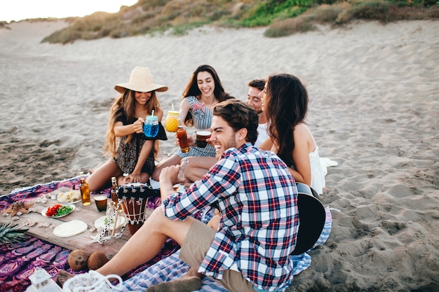 Free photo beach party concept with young friends