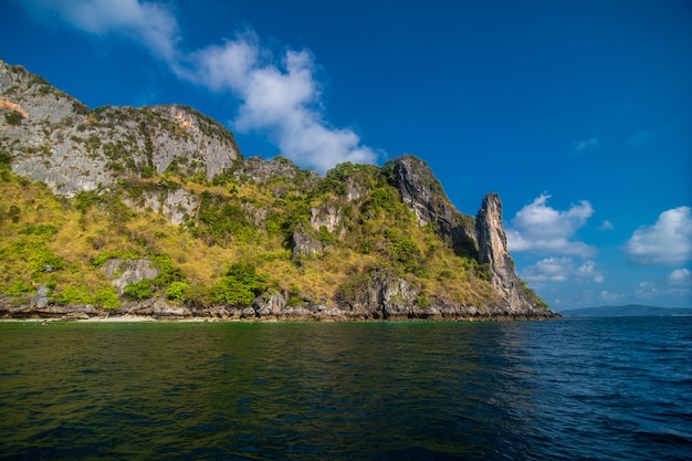 Free photo the beaches of ko phi phi islands and the rai ley peninsula are framed by stunning limestone cliffs. they are regularly listed between the top beaches in thailand.