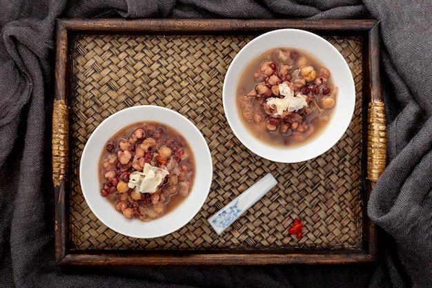 Free photo beans soup in a jars on a wooden tray