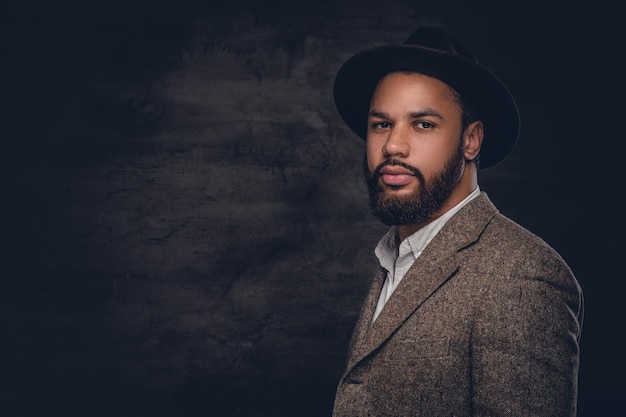 Free photo bearded black man wearing a suit and a felt hat.