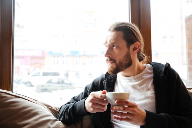 Free photo bearded man in cafe