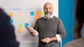 Free photo bearded man presenting business plan