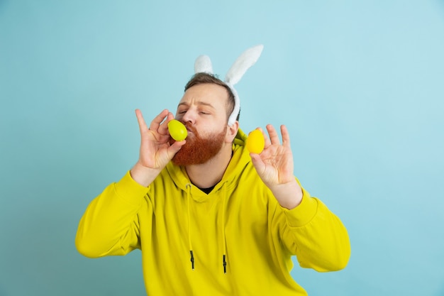 Free photo bearded man with bunny ears for easter