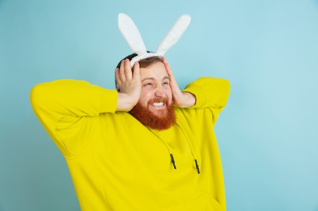 Free photo bearded man with bunny ears for easter