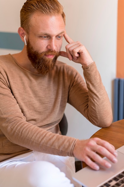 Free Photo bearded man working at his desk