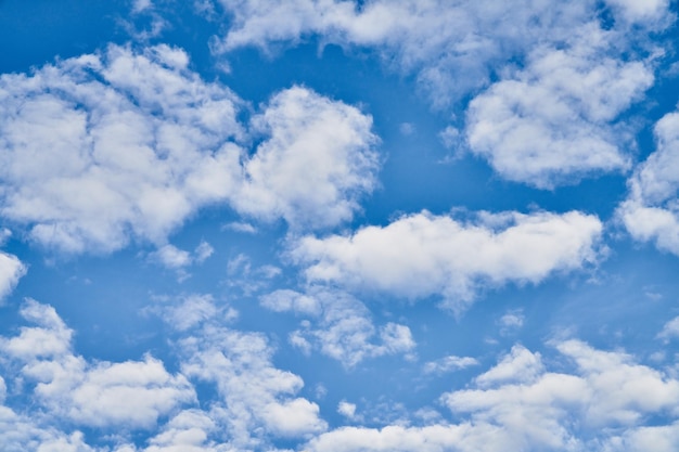 Free photo beatiful blue sky with clouds on a sunny day