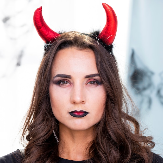 Free photo beautiful adult woman with devil horns