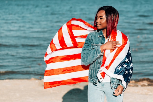 Free photo beautiful african american woman with waving american flag